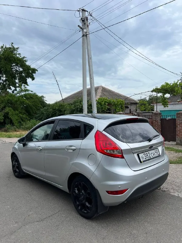 Продам ford fiesta mk6 год: 2008 родной пробег: 155тыс двигатель 1.4 бензин 100лс работает тихо и ровно, расхода масла нет. по ходовой части много нового, делать ничего не нужно, кузов в отличном состоянии без рыжиков и гнили, днище, пороги целые! просторный салон, чистый и опрятный комплектация: кондиционер❄️, эл. регулировка зеркал, задние парктроники, мульти руль, эл. регулировка фар, центральный замок. свежая летняя резина, в хорошем состоянии, 2 ключа, литые диски. документы чистые без штрафов и запретов автомобиль вложений не требует! торг есть цена: 635000 📍мариуполь 📞+79496463727 - фотография - 6