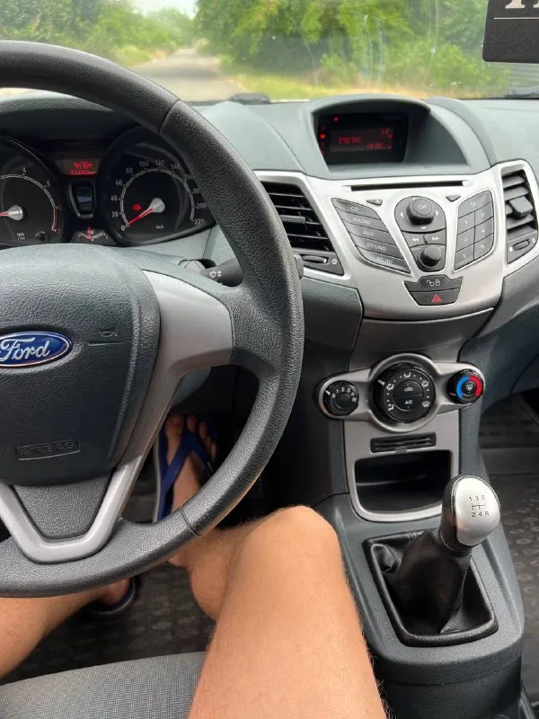 Продам ford fiesta mk6 год: 2008 родной пробег: 155тыс двигатель 1.4 бензин 100лс работает тихо и ровно, расхода масла нет. по ходовой части много нового, делать ничего не нужно, кузов в отличном состоянии без рыжиков и гнили, днище, пороги целые! просторный салон, чистый и опрятный комплектация: кондиционер❄️, эл. регулировка зеркал, задние парктроники, мульти руль, эл. регулировка фар, центральный замок. свежая летняя резина, в хорошем состоянии, 2 ключа, литые диски. документы чистые без штрафов и запретов автомобиль вложений не требует! торг есть цена: 635000 📍мариуполь 📞+79496463727 - фотография - 8