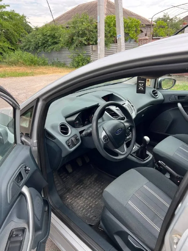 Продам ford fiesta mk6 год: 2008 родной пробег: 155тыс двигатель 1.4 бензин 100лс работает тихо и ровно, расхода масла нет. по ходовой части много нового, делать ничего не нужно, кузов в отличном состоянии без рыжиков и гнили, днище, пороги целые! просторный салон, чистый и опрятный комплектация: кондиционер❄️, эл. регулировка зеркал, задние парктроники, мульти руль, эл. регулировка фар, центральный замок. свежая летняя резина, в хорошем состоянии, 2 ключа, литые диски. документы чистые без штрафов и запретов автомобиль вложений не требует! торг есть цена: 635000 📍мариуполь 📞+79496463727 - фотография - 9