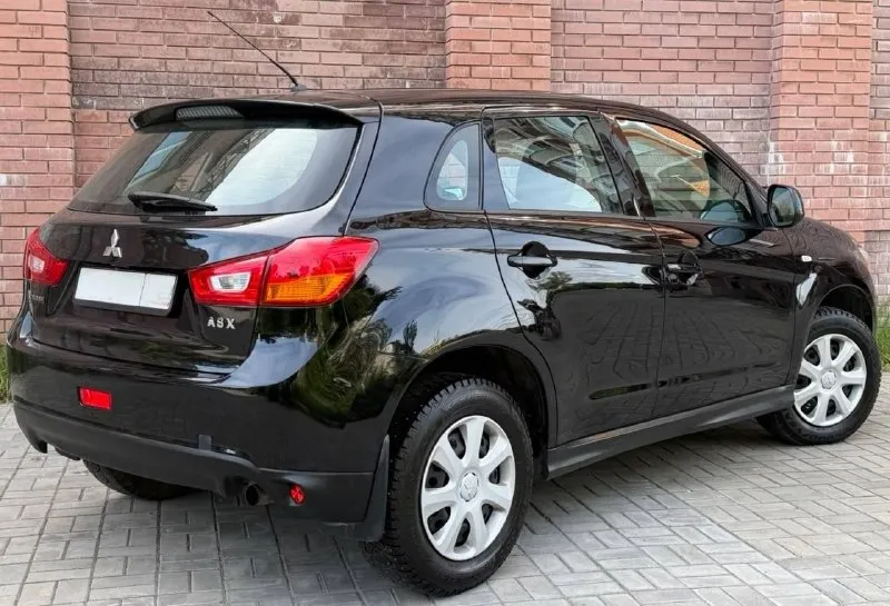 Продам mitsubishi asx рестайлинг, 2015 года выпуска, объём двигателя 1.6, коробка передач механика (самая надёжная связка в линейке!), пробег 157.000 родной! авто без дтп!, в родном окрасе✅, 2 хозяина за всё время эксплуатации, надёжный японский красовер, комфортабельный и вместительный автомобиль в идеальном состоянии, без каких либо нюансов, как внешне так и технически!, обслужен на данный момент весь от а до я, за машиной всегда ухаживали и обслуживали своевременно, имеется все сервисные книжки, два комплекта ключей, установлена сигнализация starline. комплектация: бортовой компьютер, кондиционер, датчик света и дождя, подогрев сидений, складывание зеркал, эл. регулировка зеркал, подогрев стёкол, 4 слекподъемника, abs esp, мультимедиа с хорошим звуком, имеется все для комфортного вождения. по документам любой вид оформления. цена 1.040.000 +7949564-4736 +7(949)693-5850 - фотография - 3