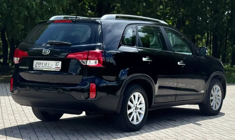 Kia sorento 2014 год двигатель 2.4 бензин коробка автомат пробег 176тыс. км родной один владелиц за все время эксплуатации автомобиль в родном окрасе! автомобиль в очень хорошем состоянии! родной пробег! авто обслужен от и до, вложения не требует не какого от слова совсем ! комплектация электропривод зеркал полный привод помощь при спуске круизконтроль мультируль камера заднего вида климат контроль двух зоны подогрев сидений подогрев зеркал подогрев дворников антибликовое зеркало датчик света датчик дождя два ключа abs esp airbag бортовой компьютер четыре стеклоподъемника с документами все в полном порядке, продажа с полным переоформлением в гаи г. донецк цена 1.580тыс. ₽ звоните остальное по +79496447942 возможно продажа в кредит 📲 tg: @artur_dadunia 📞 звоните: +7(949)6447942 - фотография - 3