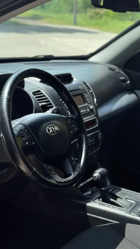 Kia sorento 2014 год двигатель 2.4 бензин коробка автомат пробег 176тыс. км родной один владелиц за все время эксплуатации автомобиль в родном окрасе! автомобиль в очень хорошем состоянии! родной пробег! авто обслужен от и до, вложения не требует не какого от слова совсем ! комплектация электропривод зеркал полный привод помощь при спуске круизконтроль мультируль камера заднего вида климат контроль двух зоны подогрев сидений подогрев зеркал подогрев дворников антибликовое зеркало датчик света датчик дождя два ключа abs esp airbag бортовой компьютер четыре стеклоподъемника с документами все в полном порядке, продажа с полным переоформлением в гаи г. донецк цена 1.580тыс. ₽ звоните остальное по +79496447942 возможно продажа в кредит 📲 tg: @artur_dadunia 📞 звоните: +7(949)6447942 - фотография - 6