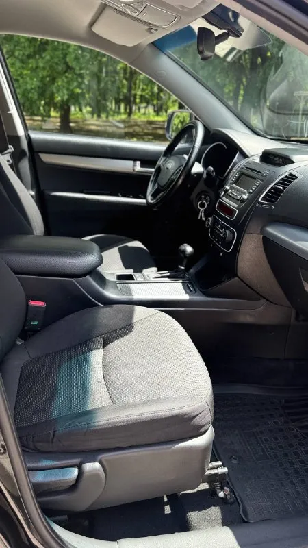 Kia sorento 2014 год двигатель 2.4 бензин коробка автомат пробег 176тыс. км родной один владелиц за все время эксплуатации автомобиль в родном окрасе! автомобиль в очень хорошем состоянии! родной пробег! авто обслужен от и до, вложения не требует не какого от слова совсем ! комплектация электропривод зеркал полный привод помощь при спуске круизконтроль мультируль камера заднего вида климат контроль двух зоны подогрев сидений подогрев зеркал подогрев дворников антибликовое зеркало датчик света датчик дождя два ключа abs esp airbag бортовой компьютер четыре стеклоподъемника с документами все в полном порядке, продажа с полным переоформлением в гаи г. донецк цена 1.580тыс. ₽ звоните остальное по +79496447942 возможно продажа в кредит 📲 tg: @artur_dadunia 📞 звоните: +7(949)6447942 - фотография - 7