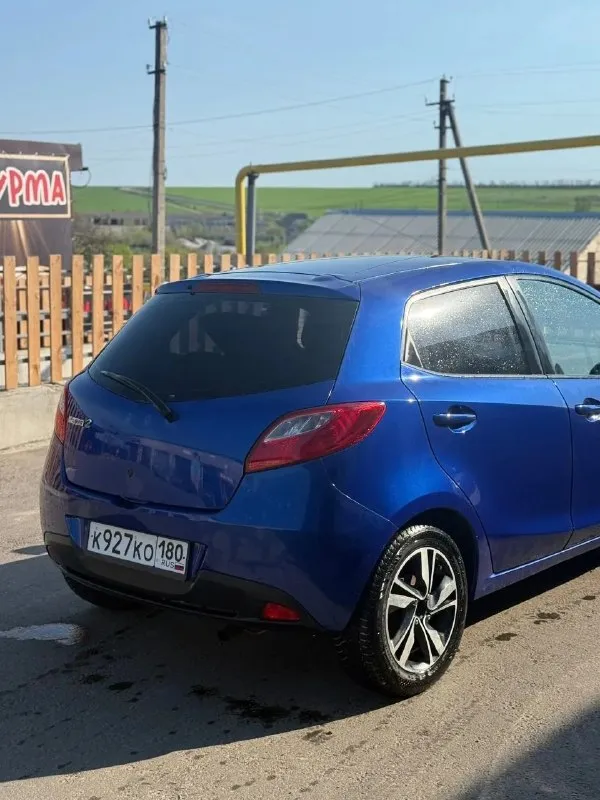 Продается стильная mazda 2 – идеальный городской автомобиль! 🚗 модель: mazda 2 🗓 год выпуска: 2008 🔧 двигатель: 1.5 (двс) 🎨 цвет: яркий синий 📏 пробег: 330,000 км 🌟 преимущества: • после покраски: обновленный внешний вид, который привлекает взгляды! • внештатная музыка: установлена качественная аудиосистема для истинных ценителей звука. • полная шумоизоляция: наслаждайтесь тишиной и комфортом во время поездок. mazda 2 – это не только надежный и экономичный автомобиль, но и отличный выбор для тех, кто ценит стиль и комфорт. идеально подходит для городских поездок и дальних путешествий! 💰 цена: 650000+торг 📞 контактный телефон: +79493807870 - фотография - 5