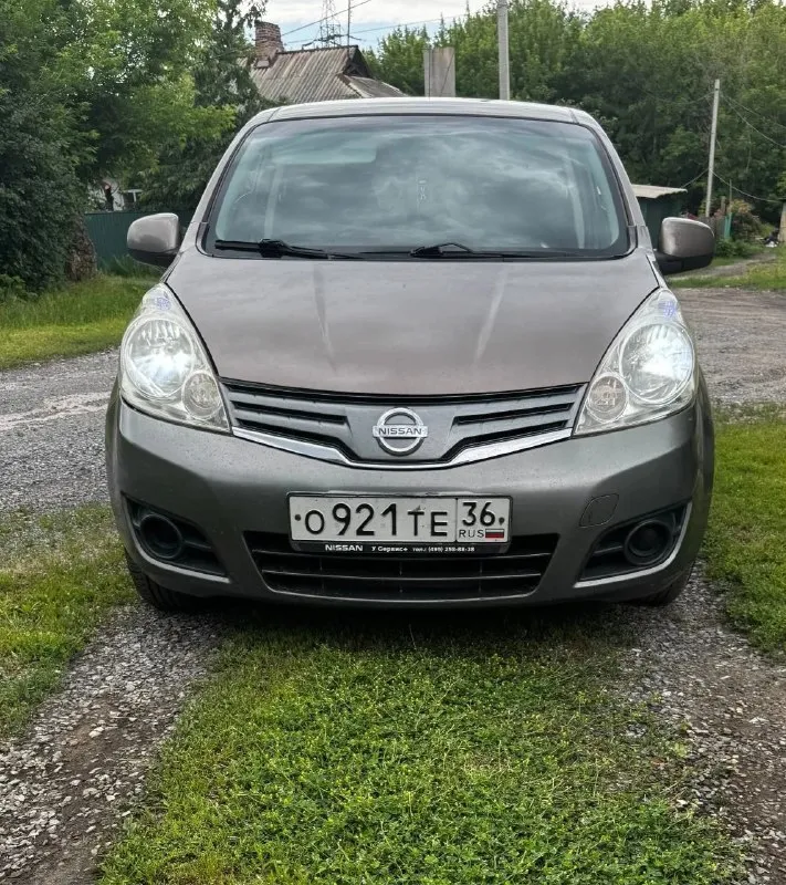 Продам нaдёжный и пpактичный nissan nоtе 2010 года выпуcка( механика). идеальный выбор как для городских поездок, так и для дальних( компактный, манёвренный и при этом достаточно вместительный ). двигатель в отличном состоянии, масло не ест. коробка не хрустит, не скрипит, передачи не выбивает! машина в достойном состоянии( оцинкованная)!салон в хорошем состоянии, не прокурен!в машине работает всё, все светится! подогревы, эл. зеркала и тд. на хорошей летней резине. цена 420.000₽. торг у капота! +7 (949) 620-68-89 - фотография - 1