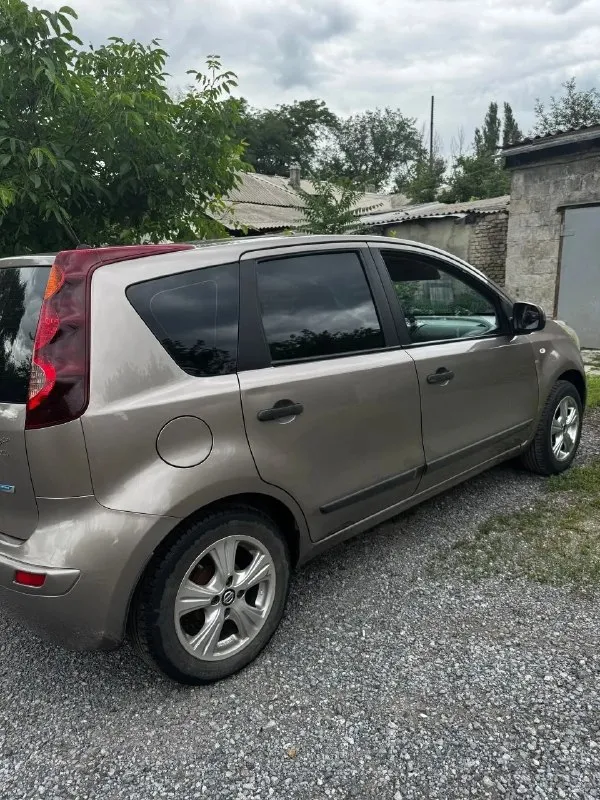 Продам нaдёжный и пpактичный nissan nоtе 2010 года выпуcка( механика). идеальный выбор как для городских поездок, так и для дальних( компактный, манёвренный и при этом достаточно вместительный ). двигатель в отличном состоянии, масло не ест. коробка не хрустит, не скрипит, передачи не выбивает! машина в достойном состоянии( оцинкованная)!салон в хорошем состоянии, не прокурен!в машине работает всё, все светится! подогревы, эл. зеркала и тд. на хорошей летней резине. цена 420.000₽. торг у капота! +7 (949) 620-68-89 - фотография - 2