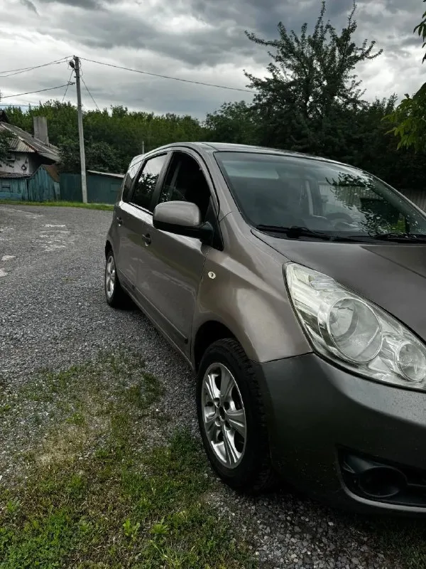 Продам нaдёжный и пpактичный nissan nоtе 2010 года выпуcка( механика). идеальный выбор как для городских поездок, так и для дальних( компактный, манёвренный и при этом достаточно вместительный ). двигатель в отличном состоянии, масло не ест. коробка не хрустит, не скрипит, передачи не выбивает! машина в достойном состоянии( оцинкованная)!салон в хорошем состоянии, не прокурен!в машине работает всё, все светится! подогревы, эл. зеркала и тд. на хорошей летней резине. цена 420.000₽. торг у капота! +7 (949) 620-68-89 - фотография - 3