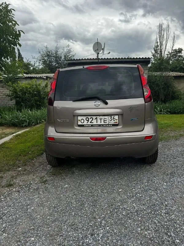 Продам нaдёжный и пpактичный nissan nоtе 2010 года выпуcка( механика). идеальный выбор как для городских поездок, так и для дальних( компактный, манёвренный и при этом достаточно вместительный ). двигатель в отличном состоянии, масло не ест. коробка не хрустит, не скрипит, передачи не выбивает! машина в достойном состоянии( оцинкованная)!салон в хорошем состоянии, не прокурен!в машине работает всё, все светится! подогревы, эл. зеркала и тд. на хорошей летней резине. цена 420.000₽. торг у капота! +7 (949) 620-68-89 - фотография - 4