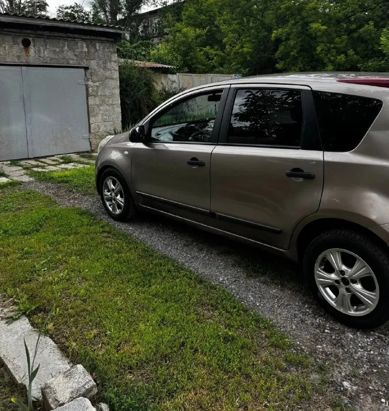 Продам нaдёжный и пpактичный nissan nоtе 2010 года выпуcка( механика). идеальный выбор как для городских поездок, так и для дальних( компактный, манёвренный и при этом достаточно вместительный ). двигатель в отличном состоянии, масло не ест. коробка не хрустит, не скрипит, передачи не выбивает! машина в достойном состоянии( оцинкованная)!салон в хорошем состоянии, не прокурен!в машине работает всё, все светится! подогревы, эл. зеркала и тд. на хорошей летней резине. цена 420.000₽. торг у капота! +7 (949) 620-68-89 - фотография - 5