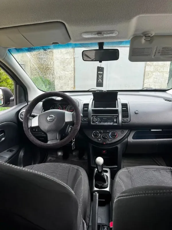 Продам нaдёжный и пpактичный nissan nоtе 2010 года выпуcка( механика). идеальный выбор как для городских поездок, так и для дальних( компактный, манёвренный и при этом достаточно вместительный ). двигатель в отличном состоянии, масло не ест. коробка не хрустит, не скрипит, передачи не выбивает! машина в достойном состоянии( оцинкованная)!салон в хорошем состоянии, не прокурен!в машине работает всё, все светится! подогревы, эл. зеркала и тд. на хорошей летней резине. цена 420.000₽. торг у капота! +7 (949) 620-68-89 - фотография - 6