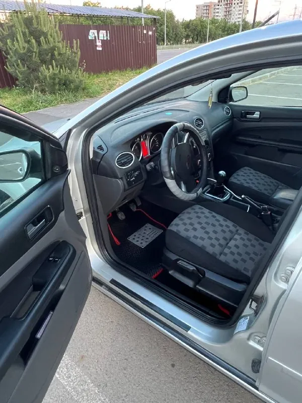 В продаже ford focus 2006 г. в.мотор 1.8 бензин в отличном состоянии недавно заменена цепь, свечи, катушки, мотор не дымит, не троит. кпп в отличном состоянии. ходовая часть без вложений. документы кристально чистые.2 комплекта резины с дисками. авто находится в городе мариуполь. подробно про авто по тел либо при встречи. цена 440тыс руб. +79497346358 - фотография - 4