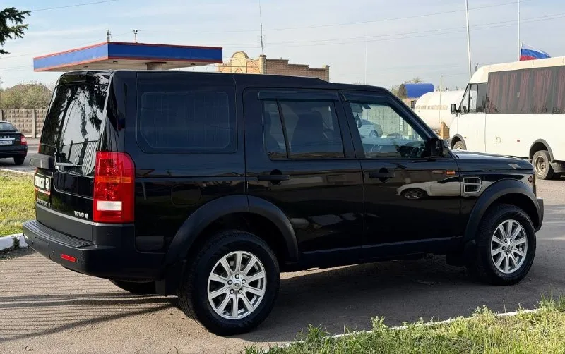 Land rover discovery 2007 г. двигатель 2.7 полный привод климат-контроль круиз-контроль электроручник полный электропакет подогрев передних и задних сидений мультируль новая резина новый акб полная замена всех масел и в акпп. редкое состояние. рама как у новой машины. без проблемной пневмы, обычные пружины. машина полностью обслужена, вложений не требует. готов ехать на любое ваше сто. : +7 949 639 06 95 цена: 799 000 ₽. торг у капота. 📞 звоните: +7(949)6390695 - фотография - 5