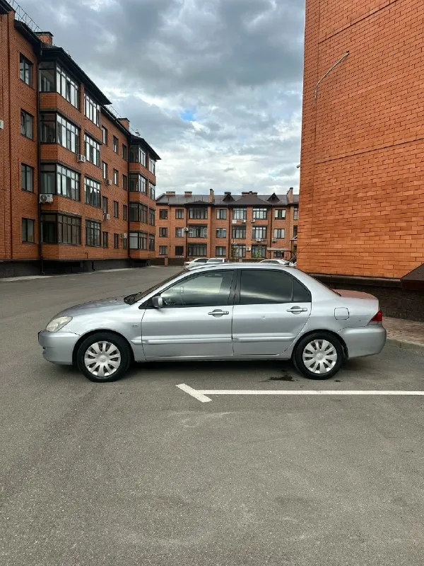 Продам mitsubishi lancer ix. Цена 390.000 рублей автомобиль в хорошем техническом состоянии, двигатель работает ровно, коробка переключает без нареканий. По ходовой части обслужен полностью(заменены рычаги, рулевые тяги, передние амортизаторы, суппорта, колодки, направляющие, втулки, тяги стабилизатора), едет уверенно. Кузов для своих лет в достойном состоянии. По мотору заменено: распредвал, гидрокомпенсаторы, рокера группа a и b, все прокладки, также заменен маслонасос, поставил новые форсунки и свечи. Новый ремень грм, ремень генератора и все подушки двигателя и коробки. Новый аккумулятор. Машина во владении 1 год. На данный момент уже вложено более 150.000 рублей. По машине осталось еще доделать: замена сцепления, заправка кондиционера фреоном, заменить гофру, так как эта прогорела, и сделать сход-развал. Салон чистый и ухоженный. Документы в порядке. Я собственник. Торг возможен при осмотре автомобиля. По всем вопросам звоните или пишите. Телефон для связи +7-949-033
📞 Звоните: +7(949)0332313 - фотография - 1