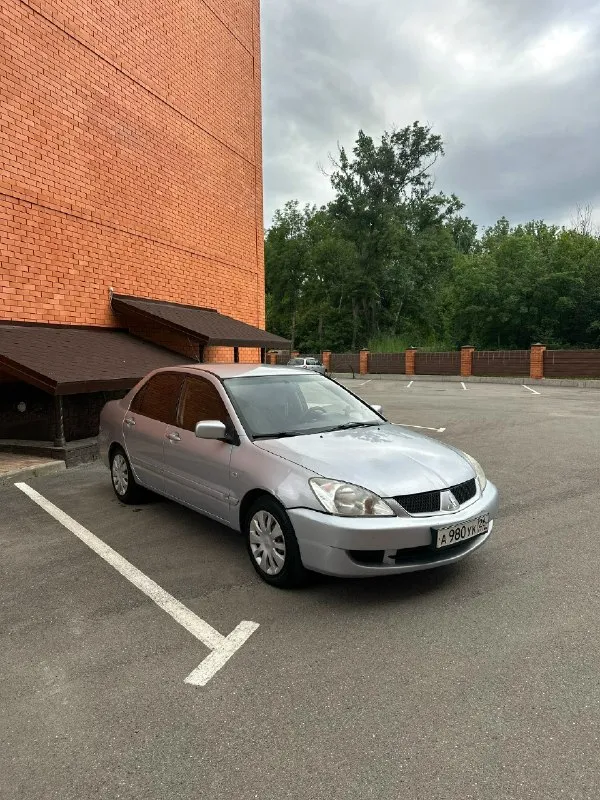 Продам mitsubishi lancer ix. Цена 390.000 рублей автомобиль в хорошем техническом состоянии, двигатель работает ровно, коробка переключает без нареканий. По ходовой части обслужен полностью(заменены рычаги, рулевые тяги, передние амортизаторы, суппорта, колодки, направляющие, втулки, тяги стабилизатора), едет уверенно. Кузов для своих лет в достойном состоянии. По мотору заменено: распредвал, гидрокомпенсаторы, рокера группа a и b, все прокладки, также заменен маслонасос, поставил новые форсунки и свечи. Новый ремень грм, ремень генератора и все подушки двигателя и коробки. Новый аккумулятор. Машина во владении 1 год. На данный момент уже вложено более 150.000 рублей. По машине осталось еще доделать: замена сцепления, заправка кондиционера фреоном, заменить гофру, так как эта прогорела, и сделать сход-развал. Салон чистый и ухоженный. Документы в порядке. Я собственник. Торг возможен при осмотре автомобиля. По всем вопросам звоните или пишите. Телефон для связи +7-949-033
📞 Звоните: +7(949)0332313 - фотография - 3