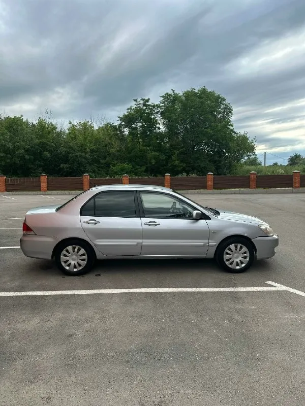 Продам mitsubishi lancer ix. Цена 390.000 рублей автомобиль в хорошем техническом состоянии, двигатель работает ровно, коробка переключает без нареканий. По ходовой части обслужен полностью(заменены рычаги, рулевые тяги, передние амортизаторы, суппорта, колодки, направляющие, втулки, тяги стабилизатора), едет уверенно. Кузов для своих лет в достойном состоянии. По мотору заменено: распредвал, гидрокомпенсаторы, рокера группа a и b, все прокладки, также заменен маслонасос, поставил новые форсунки и свечи. Новый ремень грм, ремень генератора и все подушки двигателя и коробки. Новый аккумулятор. Машина во владении 1 год. На данный момент уже вложено более 150.000 рублей. По машине осталось еще доделать: замена сцепления, заправка кондиционера фреоном, заменить гофру, так как эта прогорела, и сделать сход-развал. Салон чистый и ухоженный. Документы в порядке. Я собственник. Торг возможен при осмотре автомобиля. По всем вопросам звоните или пишите. Телефон для связи +7-949-033
📞 Звоните: +7(949)0332313 - фотография - 4