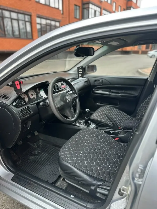 Продам mitsubishi lancer ix. Цена 390.000 рублей автомобиль в хорошем техническом состоянии, двигатель работает ровно, коробка переключает без нареканий. По ходовой части обслужен полностью(заменены рычаги, рулевые тяги, передние амортизаторы, суппорта, колодки, направляющие, втулки, тяги стабилизатора), едет уверенно. Кузов для своих лет в достойном состоянии. По мотору заменено: распредвал, гидрокомпенсаторы, рокера группа a и b, все прокладки, также заменен маслонасос, поставил новые форсунки и свечи. Новый ремень грм, ремень генератора и все подушки двигателя и коробки. Новый аккумулятор. Машина во владении 1 год. На данный момент уже вложено более 150.000 рублей. По машине осталось еще доделать: замена сцепления, заправка кондиционера фреоном, заменить гофру, так как эта прогорела, и сделать сход-развал. Салон чистый и ухоженный. Документы в порядке. Я собственник. Торг возможен при осмотре автомобиля. По всем вопросам звоните или пишите. Телефон для связи +7-949-033
📞 Звоните: +7(949)0332313 - фотография - 7