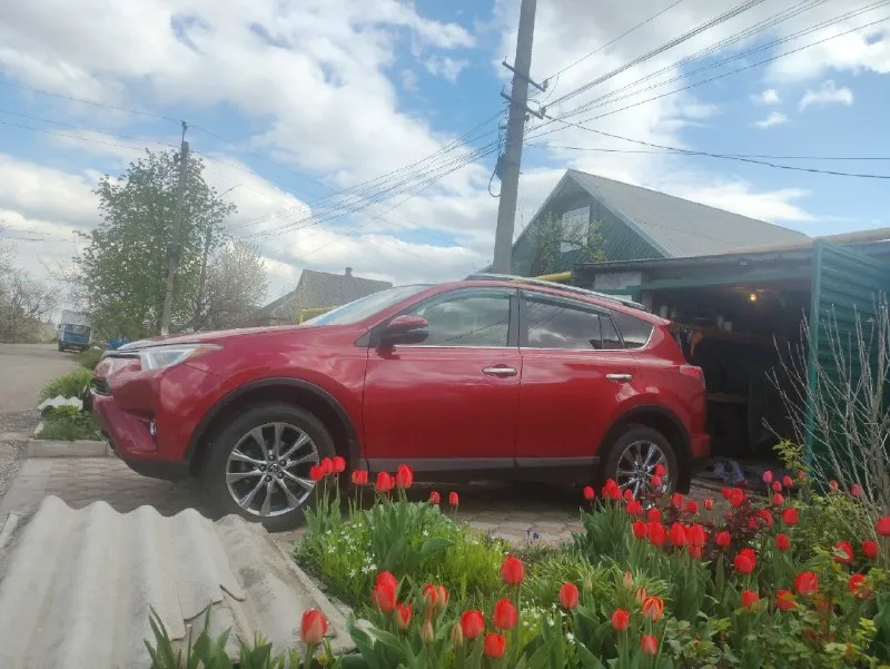 Продам автомобиль toyota rav 4 2017 год выпуска, двигатель 2.5, акпп. Пробег 89900 км, любые проверки. В красивом цвете красный ксералик, на максимальной комплектации limited. Обзор 360, память сидений, удержание в полосе, адаптивный круиз контроль, предотвращение столкновения, электропривод багажника и многое другое. Сигнализация старлайн с обратной связью и автозапуском, а также меткой и приложением в телефоне ( контроль из любой точки мира). Два новых комплекта резины r 18 (зима лето). В комплекте заводской фаркоп, поперечные рейлинги на крышу). Все в наличии, все с автобилем отдаю. Техосмотр пройден (диагностическая карта в наличии на руках). Цена 2.5 млн руб. Телефон+79493206673.
📞 Звоните: +7(949)3206673 - фотография - 2