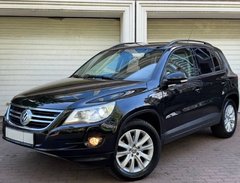 Продам volkswagen tiguan, 2.0 tsi 170л. с, 2011 года выпуска, коробка автомат, ( 4 motion) полный привод, пробег 195.000 родной!, без дтп!✅, 2 хозяина за всё время эксплуатации! авто в идеальном состоянии!, как внешне так и технически, полностью обслужен и ухожен, без каких либо вложений, имеется абсолютно все что обсулуживал по авто, все предоставлю все заказ наряды и т. д, работает все от а до я, каждая кнопочка, готов на любую проверку! комплектация максимальная: климат-контроль 2-зонный, датчик света и дождя, подогрев сидений, полный электро пакет, адаптивный фары, би-лэд, так же и туманки доработанные, птф, подсветка зеркал, расширенный бортовой компьютер, круиз контроль, эл. ручник, авто холд, парктроники, стеклоподъёмники все с доводчиками, мультимедиа с хорошим звуком, имеется абсолютно все для комфортной езды. комфортный надёжный немец по запросу скину видео обзор. по документам любой вид оформления. цена 1.180.000 +7949-693-5850 +7949564-47-36 - фотография - 1