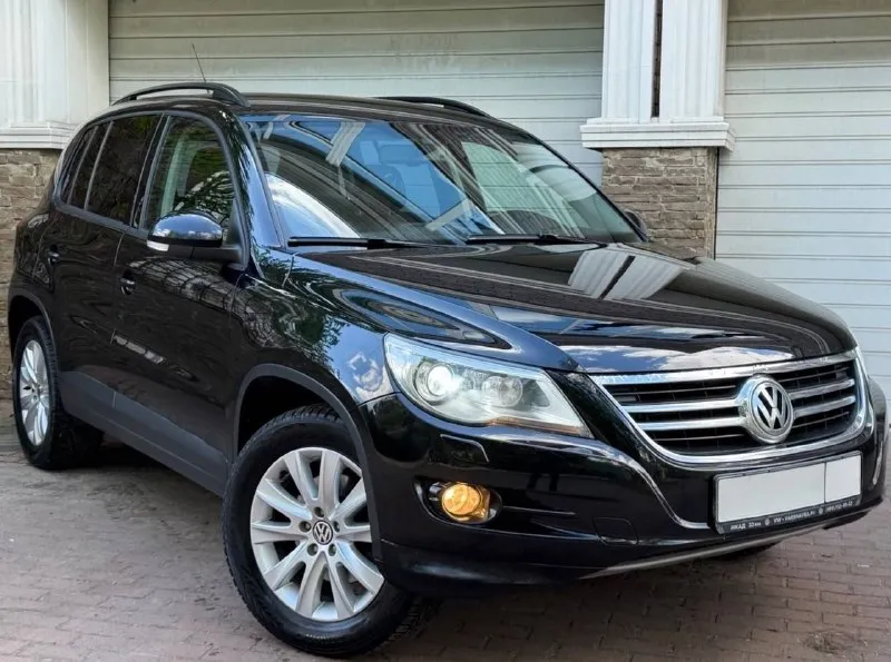 Продам volkswagen tiguan, 2.0 tsi 170л. с, 2011 года выпуска, коробка автомат, ( 4 motion) полный привод, пробег 195.000 родной!, без дтп!✅, 2 хозяина за всё время эксплуатации! авто в идеальном состоянии!, как внешне так и технически, полностью обслужен и ухожен, без каких либо вложений, имеется абсолютно все что обсулуживал по авто, все предоставлю все заказ наряды и т. д, работает все от а до я, каждая кнопочка, готов на любую проверку! комплектация максимальная: климат-контроль 2-зонный, датчик света и дождя, подогрев сидений, полный электро пакет, адаптивный фары, би-лэд, так же и туманки доработанные, птф, подсветка зеркал, расширенный бортовой компьютер, круиз контроль, эл. ручник, авто холд, парктроники, стеклоподъёмники все с доводчиками, мультимедиа с хорошим звуком, имеется абсолютно все для комфортной езды. комфортный надёжный немец по запросу скину видео обзор. по документам любой вид оформления. цена 1.180.000 +7949-693-5850 +7949564-47-36 - фотография - 2