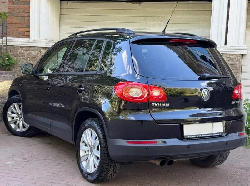 Продам volkswagen tiguan, 2.0 tsi 170л. с, 2011 года выпуска, коробка автомат, ( 4 motion) полный привод, пробег 195.000 родной!, без дтп!✅, 2 хозяина за всё время эксплуатации! авто в идеальном состоянии!, как внешне так и технически, полностью обслужен и ухожен, без каких либо вложений, имеется абсолютно все что обсулуживал по авто, все предоставлю все заказ наряды и т. д, работает все от а до я, каждая кнопочка, готов на любую проверку! комплектация максимальная: климат-контроль 2-зонный, датчик света и дождя, подогрев сидений, полный электро пакет, адаптивный фары, би-лэд, так же и туманки доработанные, птф, подсветка зеркал, расширенный бортовой компьютер, круиз контроль, эл. ручник, авто холд, парктроники, стеклоподъёмники все с доводчиками, мультимедиа с хорошим звуком, имеется абсолютно все для комфортной езды. комфортный надёжный немец по запросу скину видео обзор. по документам любой вид оформления. цена 1.180.000 +7949-693-5850 +7949564-47-36 - фотография - 3