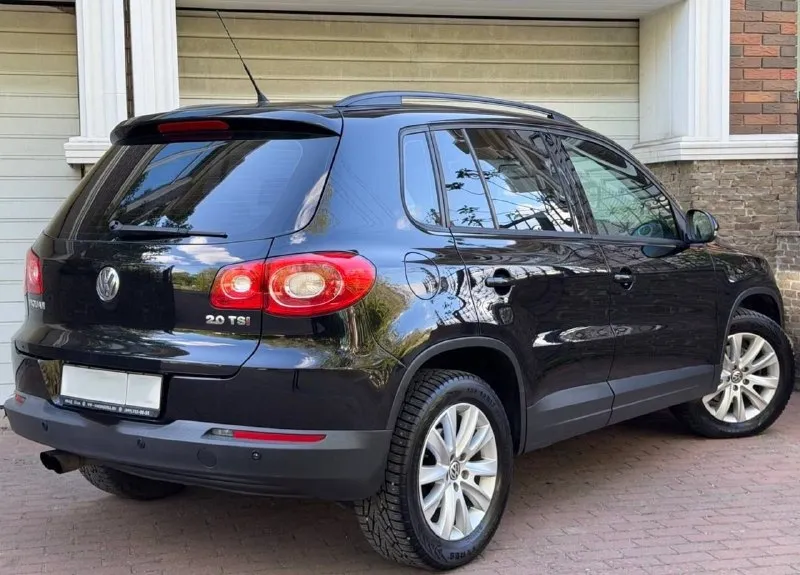 Продам volkswagen tiguan, 2.0 tsi 170л. с, 2011 года выпуска, коробка автомат, ( 4 motion) полный привод, пробег 195.000 родной!, без дтп!✅, 2 хозяина за всё время эксплуатации! авто в идеальном состоянии!, как внешне так и технически, полностью обслужен и ухожен, без каких либо вложений, имеется абсолютно все что обсулуживал по авто, все предоставлю все заказ наряды и т. д, работает все от а до я, каждая кнопочка, готов на любую проверку! комплектация максимальная: климат-контроль 2-зонный, датчик света и дождя, подогрев сидений, полный электро пакет, адаптивный фары, би-лэд, так же и туманки доработанные, птф, подсветка зеркал, расширенный бортовой компьютер, круиз контроль, эл. ручник, авто холд, парктроники, стеклоподъёмники все с доводчиками, мультимедиа с хорошим звуком, имеется абсолютно все для комфортной езды. комфортный надёжный немец по запросу скину видео обзор. по документам любой вид оформления. цена 1.180.000 +7949-693-5850 +7949564-47-36 - фотография - 4