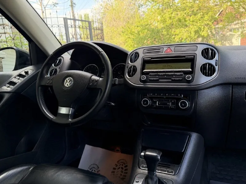 Продам volkswagen tiguan, 2.0 tsi 170л. с, 2011 года выпуска, коробка автомат, ( 4 motion) полный привод, пробег 195.000 родной!, без дтп!✅, 2 хозяина за всё время эксплуатации! авто в идеальном состоянии!, как внешне так и технически, полностью обслужен и ухожен, без каких либо вложений, имеется абсолютно все что обсулуживал по авто, все предоставлю все заказ наряды и т. д, работает все от а до я, каждая кнопочка, готов на любую проверку! комплектация максимальная: климат-контроль 2-зонный, датчик света и дождя, подогрев сидений, полный электро пакет, адаптивный фары, би-лэд, так же и туманки доработанные, птф, подсветка зеркал, расширенный бортовой компьютер, круиз контроль, эл. ручник, авто холд, парктроники, стеклоподъёмники все с доводчиками, мультимедиа с хорошим звуком, имеется абсолютно все для комфортной езды. комфортный надёжный немец по запросу скину видео обзор. по документам любой вид оформления. цена 1.180.000 +7949-693-5850 +7949564-47-36 - фотография - 8