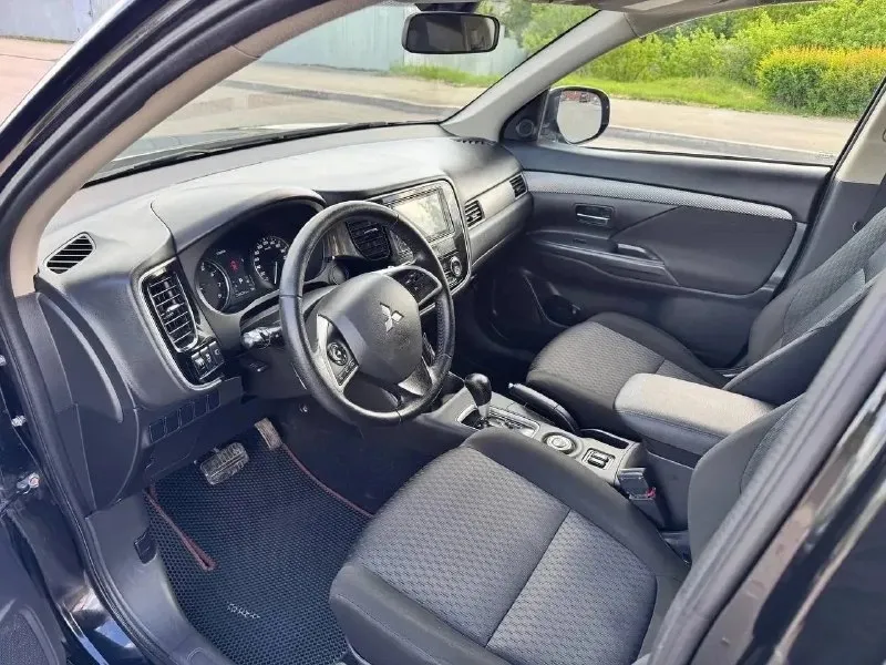 Mitsubishi outlander 2013 года
2.4 Бензин автомат
3 Хозяина.

Продам самурая 🇯🇵митсубиси аутлендер 3 поколение. Японская сборка.
Полный привод . Автомобиль в родной краски, полностью обслужен не требует вложений.
Тяговитый мотор 2.4, не сравнивать с 2.0. По коробке вопросов нет.
За машиной ухаживали, денег не жалели, обслуживание проводилось как надо.
По электрике работает абсолютно все каждая кнопка, салон как новый.
Комплектация : ultimate,
2 Ключа сигнализация с автозапуском, многофункциональная мультимедиа, двухзоный климат контроль, круиз контроль, подогревы сидений, камера заднего вида, электро зеркала, с подогревом, и т д. , в общем есть всё для комфортной езды.
Любой вид переоформление.
Остальные вопросы по телефону
+79498340074
Осмотр г. Макеевка
Цена 1, 410,000 руб торг у капота
📞 🇷🇺 Звоните: +79498340074 - фотография - 6