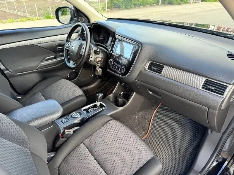 Mitsubishi outlander 2013 года
2.4 Бензин автомат
3 Хозяина.

Продам самурая 🇯🇵митсубиси аутлендер 3 поколение. Японская сборка.
Полный привод . Автомобиль в родной краски, полностью обслужен не требует вложений.
Тяговитый мотор 2.4, не сравнивать с 2.0. По коробке вопросов нет.
За машиной ухаживали, денег не жалели, обслуживание проводилось как надо.
По электрике работает абсолютно все каждая кнопка, салон как новый.
Комплектация : ultimate,
2 Ключа сигнализация с автозапуском, многофункциональная мультимедиа, двухзоный климат контроль, круиз контроль, подогревы сидений, камера заднего вида, электро зеркала, с подогревом, и т д. , в общем есть всё для комфортной езды.
Любой вид переоформление.
Остальные вопросы по телефону
+79498340074
Осмотр г. Макеевка
Цена 1, 410,000 руб торг у капота
📞 🇷🇺 Звоните: +79498340074 - фотография - 7
