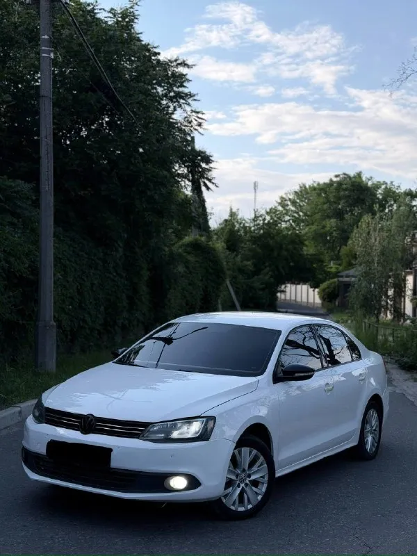 🔥 в продаже volkswagen jetta 2015 года ✅ двигатель 1.6 бензин ✅ газ/бензин ✅ надежная автоматическая коробка aisin ✅ максимальная комплектация ✅ климат-контроль ✅ подогрев всех сидений ✅ полноценный мультируль ✅ комфортный и просторный салон по технике без вопросов, едет мягко и уверенно. салон ухоженный, все функции работают в штатном режиме. 📍осмотр: г. донецк 🔄 возможен обмен 💳 возможна продажа в кредит 💰 цена: 780 000₽ ☎️ +7 949 742-53-98 ☎️ +7949 374-95-82 - фотография - 2