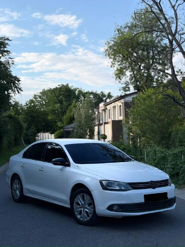 🔥 в продаже volkswagen jetta 2015 года ✅ двигатель 1.6 бензин ✅ газ/бензин ✅ надежная автоматическая коробка aisin ✅ максимальная комплектация ✅ климат-контроль ✅ подогрев всех сидений ✅ полноценный мультируль ✅ комфортный и просторный салон по технике без вопросов, едет мягко и уверенно. салон ухоженный, все функции работают в штатном режиме. 📍осмотр: г. донецк 🔄 возможен обмен 💳 возможна продажа в кредит 💰 цена: 780 000₽ ☎️ +7 949 742-53-98 ☎️ +7949 374-95-82 - фотография - 3