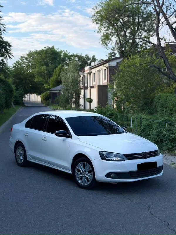 🔥 в продаже volkswagen jetta 2015 года ✅ двигатель 1.6 бензин ✅ газ/бензин ✅ надежная автоматическая коробка aisin ✅ максимальная комплектация ✅ климат-контроль ✅ подогрев всех сидений ✅ полноценный мультируль ✅ комфортный и просторный салон по технике без вопросов, едет мягко и уверенно. салон ухоженный, все функции работают в штатном режиме. 📍осмотр: г. донецк 🔄 возможен обмен 💳 возможна продажа в кредит 💰 цена: 780 000₽ ☎️ +7 949 742-53-98 ☎️ +7949 374-95-82 - фотография - 4