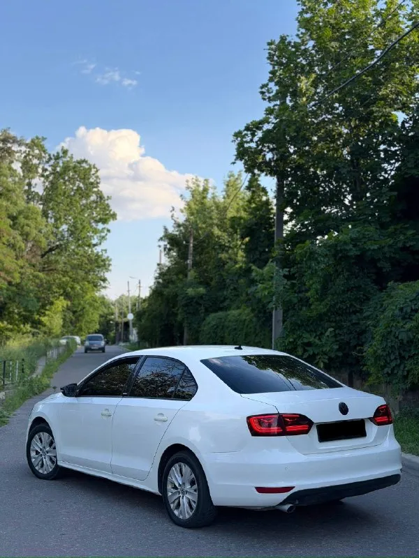 🔥 в продаже volkswagen jetta 2015 года ✅ двигатель 1.6 бензин ✅ газ/бензин ✅ надежная автоматическая коробка aisin ✅ максимальная комплектация ✅ климат-контроль ✅ подогрев всех сидений ✅ полноценный мультируль ✅ комфортный и просторный салон по технике без вопросов, едет мягко и уверенно. салон ухоженный, все функции работают в штатном режиме. 📍осмотр: г. донецк 🔄 возможен обмен 💳 возможна продажа в кредит 💰 цена: 780 000₽ ☎️ +7 949 742-53-98 ☎️ +7949 374-95-82 - фотография - 5