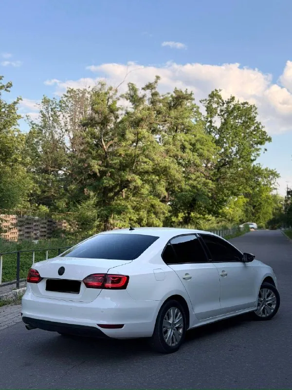 🔥 в продаже volkswagen jetta 2015 года ✅ двигатель 1.6 бензин ✅ газ/бензин ✅ надежная автоматическая коробка aisin ✅ максимальная комплектация ✅ климат-контроль ✅ подогрев всех сидений ✅ полноценный мультируль ✅ комфортный и просторный салон по технике без вопросов, едет мягко и уверенно. салон ухоженный, все функции работают в штатном режиме. 📍осмотр: г. донецк 🔄 возможен обмен 💳 возможна продажа в кредит 💰 цена: 780 000₽ ☎️ +7 949 742-53-98 ☎️ +7949 374-95-82 - фотография - 6