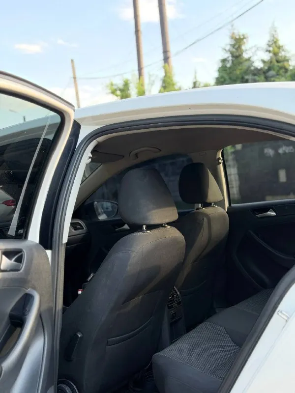 🔥 в продаже volkswagen jetta 2015 года ✅ двигатель 1.6 бензин ✅ газ/бензин ✅ надежная автоматическая коробка aisin ✅ максимальная комплектация ✅ климат-контроль ✅ подогрев всех сидений ✅ полноценный мультируль ✅ комфортный и просторный салон по технике без вопросов, едет мягко и уверенно. салон ухоженный, все функции работают в штатном режиме. 📍осмотр: г. донецк 🔄 возможен обмен 💳 возможна продажа в кредит 💰 цена: 780 000₽ ☎️ +7 949 742-53-98 ☎️ +7949 374-95-82 - фотография - 8