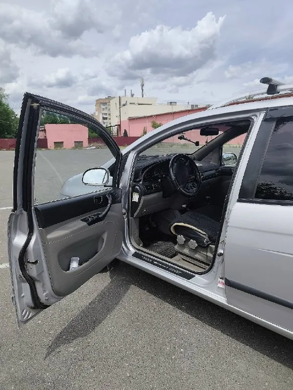 Автор: продам chevrolet rezzo 2006г. Выпуска 1.6 коробка механика, четыре стеклоподъёмника, кондиционер, регулировка руля по высоте, подушки безопасности водителя и переднего пассажира и боковые в передних сидений, 2din магнитола, камера заднего вида, усилитель на колонки хорошие динамики, два комплекта колес, лето 16 на дисках, зима 15 на штампах также есть к ним колпаки, пробег 281337 по машине есть коцки от времени не гнилая, машина каждый день на ходу. Цена 550000 хороший торг у капота. +79494383408 донецк наш канал вк [ !!!наш телеграм канал [ бесплатное размещение за репост!!! Мы в мах [
📞 Звоните: +7(949)4383408 - фотография - 4