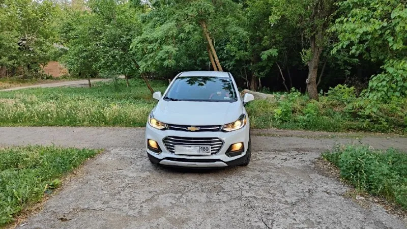 Продаю отличный надёжный корейский компактный кроссовер chevrolet trax, клон opel mokka и buick encore
Дата выпуска 8 месяц 2020 года.

📍 Пробег 88552 км.
⚙ Двигатель 1.4т мощность 140 л. С.  
📀 Коробка передач - 6 ступенчатый классический гидроавтомат.
✅ Передний привод.
✅ Хорошая комплектация есть всё для комфортного вождения, а именно:
📍 Мультимедиа система 6 динамиков с android auto и apple carplay;
📍 Камера заднего вида;
📍Кондиционер;
📍Круиз-контроль;
📍 Система мониторинга давления в шинах;
✅ Штатный дистанционный автозапуск, в комплекте 2 ключа;
✅ Все стёкла родные, безопасность не срабатывала, все подушки на месте.
✅ На пробеге 81 т. Км. Сделана полная замена масла в акпп; 1.5 т. Км. Назад сделано то с заменой масла в двигателе и фильтров.
✅ Приборная панель и мультимедиа русифицированы.
✅ Вместе с авто отдаю зимние шины pirelli ice zero шипованные (куплены в октябре 2025) и два комплекта ковриков.
✅ В сентябре 2025 сделан антикор кузова.

Цена 1,5 🍋.
Контактный телефон +7(949)438-55-35 - фотография - 1
