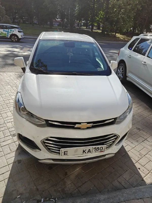 Продаю отличный надёжный корейский компактный кроссовер chevrolet trax, клон opel mokka и buick encore
Дата выпуска 8 месяц 2020 года.

📍 Пробег 88552 км.
⚙ Двигатель 1.4т мощность 140 л. С.  
📀 Коробка передач - 6 ступенчатый классический гидроавтомат.
✅ Передний привод.
✅ Хорошая комплектация есть всё для комфортного вождения, а именно:
📍 Мультимедиа система 6 динамиков с android auto и apple carplay;
📍 Камера заднего вида;
📍Кондиционер;
📍Круиз-контроль;
📍 Система мониторинга давления в шинах;
✅ Штатный дистанционный автозапуск, в комплекте 2 ключа;
✅ Все стёкла родные, безопасность не срабатывала, все подушки на месте.
✅ На пробеге 81 т. Км. Сделана полная замена масла в акпп; 1.5 т. Км. Назад сделано то с заменой масла в двигателе и фильтров.
✅ Приборная панель и мультимедиа русифицированы.
✅ Вместе с авто отдаю зимние шины pirelli ice zero шипованные (куплены в октябре 2025) и два комплекта ковриков.
✅ В сентябре 2025 сделан антикор кузова.

Цена 1,5 🍋.
Контактный телефон +7(949)438-55-35 - фотография - 2