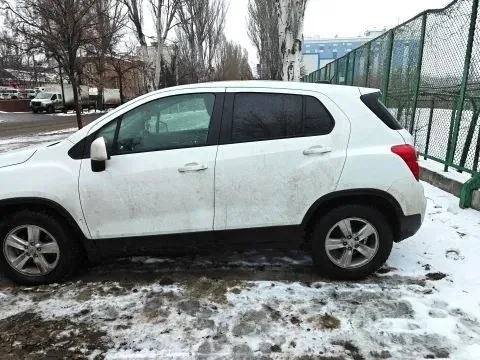 Продаю отличный надёжный корейский компактный кроссовер chevrolet trax, клон opel mokka и buick encore
Дата выпуска 8 месяц 2020 года.

📍 Пробег 88552 км.
⚙ Двигатель 1.4т мощность 140 л. С.  
📀 Коробка передач - 6 ступенчатый классический гидроавтомат.
✅ Передний привод.
✅ Хорошая комплектация есть всё для комфортного вождения, а именно:
📍 Мультимедиа система 6 динамиков с android auto и apple carplay;
📍 Камера заднего вида;
📍Кондиционер;
📍Круиз-контроль;
📍 Система мониторинга давления в шинах;
✅ Штатный дистанционный автозапуск, в комплекте 2 ключа;
✅ Все стёкла родные, безопасность не срабатывала, все подушки на месте.
✅ На пробеге 81 т. Км. Сделана полная замена масла в акпп; 1.5 т. Км. Назад сделано то с заменой масла в двигателе и фильтров.
✅ Приборная панель и мультимедиа русифицированы.
✅ Вместе с авто отдаю зимние шины pirelli ice zero шипованные (куплены в октябре 2025) и два комплекта ковриков.
✅ В сентябре 2025 сделан антикор кузова.

Цена 1,5 🍋.
Контактный телефон +7(949)438-55-35 - фотография - 5
