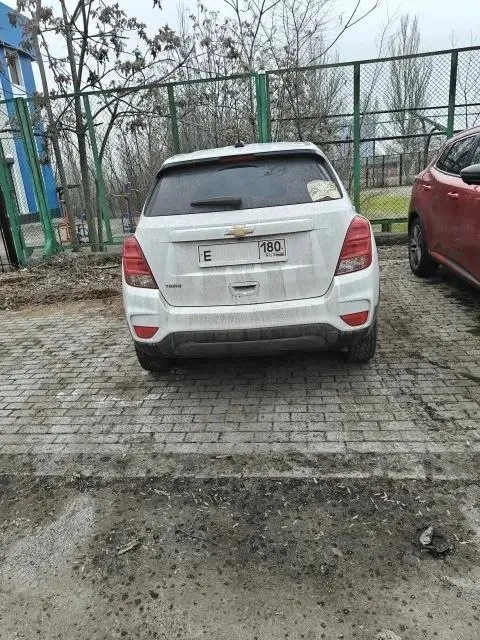 Продаю отличный надёжный корейский компактный кроссовер chevrolet trax, клон opel mokka и buick encore
Дата выпуска 8 месяц 2020 года.

📍 Пробег 88552 км.
⚙ Двигатель 1.4т мощность 140 л. С.  
📀 Коробка передач - 6 ступенчатый классический гидроавтомат.
✅ Передний привод.
✅ Хорошая комплектация есть всё для комфортного вождения, а именно:
📍 Мультимедиа система 6 динамиков с android auto и apple carplay;
📍 Камера заднего вида;
📍Кондиционер;
📍Круиз-контроль;
📍 Система мониторинга давления в шинах;
✅ Штатный дистанционный автозапуск, в комплекте 2 ключа;
✅ Все стёкла родные, безопасность не срабатывала, все подушки на месте.
✅ На пробеге 81 т. Км. Сделана полная замена масла в акпп; 1.5 т. Км. Назад сделано то с заменой масла в двигателе и фильтров.
✅ Приборная панель и мультимедиа русифицированы.
✅ Вместе с авто отдаю зимние шины pirelli ice zero шипованные (куплены в октябре 2025) и два комплекта ковриков.
✅ В сентябре 2025 сделан антикор кузова.

Цена 1,5 🍋.
Контактный телефон +7(949)438-55-35 - фотография - 6