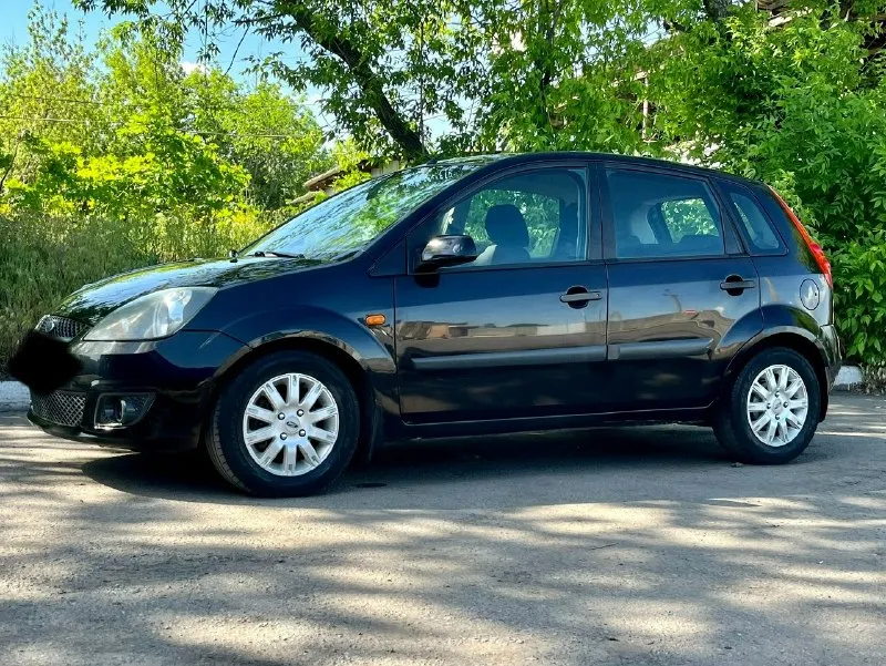 Продам ford fiesta ( ford фиеста ) 2008г сборка германия родной пробег - 162.000 зеленая автотека автомат комплектация: -электрозеркала -кондиционер -гидроусилитель -электростеклоподьемники автомобиль в отличном состоянии! абсолютно без каких либо вложений! новое сцепление, все жидкости заменены. салон чистый и аккуратный вся история об обслуживании на руках двигатель, работает тихо. автомат переключает без пинков и рывков. ходовая обслужена. кузов оцинкованный, без гнили и ржавчины. документы в полном порядке, переоформление в мрэо тех осмотр до 2027г цена 460.000₽ торг +79491054728 📞 звоните: +7(949)1054728 - фотография - 3