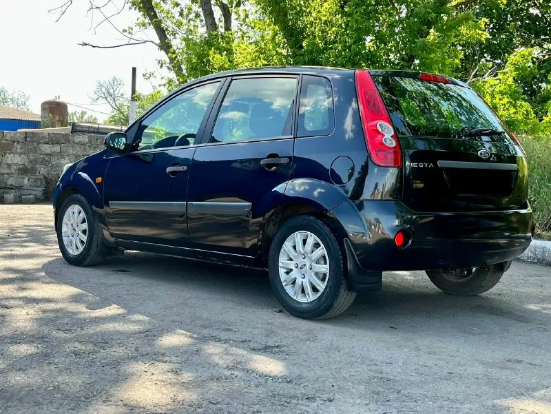 Продам ford fiesta ( ford фиеста ) 2008г сборка германия родной пробег - 162.000 зеленая автотека автомат комплектация: -электрозеркала -кондиционер -гидроусилитель -электростеклоподьемники автомобиль в отличном состоянии! абсолютно без каких либо вложений! новое сцепление, все жидкости заменены. салон чистый и аккуратный вся история об обслуживании на руках двигатель, работает тихо. автомат переключает без пинков и рывков. ходовая обслужена. кузов оцинкованный, без гнили и ржавчины. документы в полном порядке, переоформление в мрэо тех осмотр до 2027г цена 460.000₽ торг +79491054728 📞 звоните: +7(949)1054728 - фотография - 4