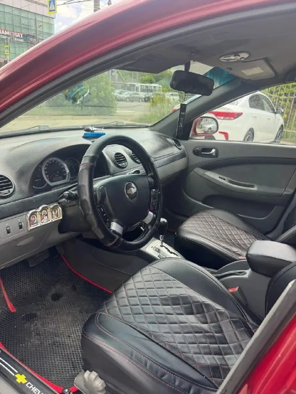 Chevrolet lacetti 1.6 at 2007 — настоящий живой кореец в отличном состоянии! С гбо который вписан в птс!

Продам chevrolet lacetti 1.6 на автомате, 2007 года.
Автомобиль полностью в родном заводском окрасе — без перекрасов, без скрытых ремонтов. Родные заводские зазоры, кузов сохранился очень достойно. Дно и пороги в идеальном состоянии — таких экземпляров осталось единицы.

✅ Родной пробег 300 000 км, без скруток
✅ Чистый кореец
✅ Имеет три vin-кода
✅ Гбо установлено, вписано в птс(баллон на 60 литров) хватает на неделю активной езды
✅ Надёжный двигатель 1.6 работает ровно, как швейцарские часы
✅ Автомат работает отлично — без пинков, рывков и задержек
✅ Кондиционер морозит как надо ❄️ заправил на днях
✅ 4 Эл стеклоподъемника
✅ Новые фары и туманки, свет отличный
✅ Новая резина
✅ Красивые диски
✅ Эффектный вишнёвый цвет

✅Документы кристально чистые, штрафов, запретов нет, полное переоформление, тех осмотр пройден

Очень комфортный, неприхотливый
Машина в донецке, калининский район
+79499987030 - фотография - 10