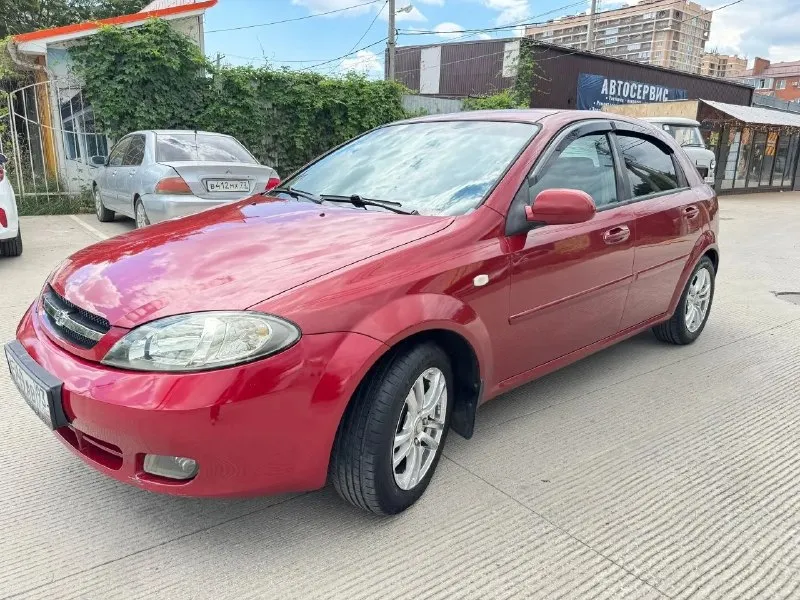 Chevrolet lacetti 1.6 at 2007 — настоящий живой кореец в отличном состоянии! С гбо который вписан в птс!

Продам chevrolet lacetti 1.6 на автомате, 2007 года.
Автомобиль полностью в родном заводском окрасе — без перекрасов, без скрытых ремонтов. Родные заводские зазоры, кузов сохранился очень достойно. Дно и пороги в идеальном состоянии — таких экземпляров осталось единицы.

✅ Родной пробег 300 000 км, без скруток
✅ Чистый кореец
✅ Имеет три vin-кода
✅ Гбо установлено, вписано в птс(баллон на 60 литров) хватает на неделю активной езды
✅ Надёжный двигатель 1.6 работает ровно, как швейцарские часы
✅ Автомат работает отлично — без пинков, рывков и задержек
✅ Кондиционер морозит как надо ❄️ заправил на днях
✅ 4 Эл стеклоподъемника
✅ Новые фары и туманки, свет отличный
✅ Новая резина
✅ Красивые диски
✅ Эффектный вишнёвый цвет

✅Документы кристально чистые, штрафов, запретов нет, полное переоформление, тех осмотр пройден

Очень комфортный, неприхотливый
Машина в донецке, калининский район
+79499987030 - фотография - 2