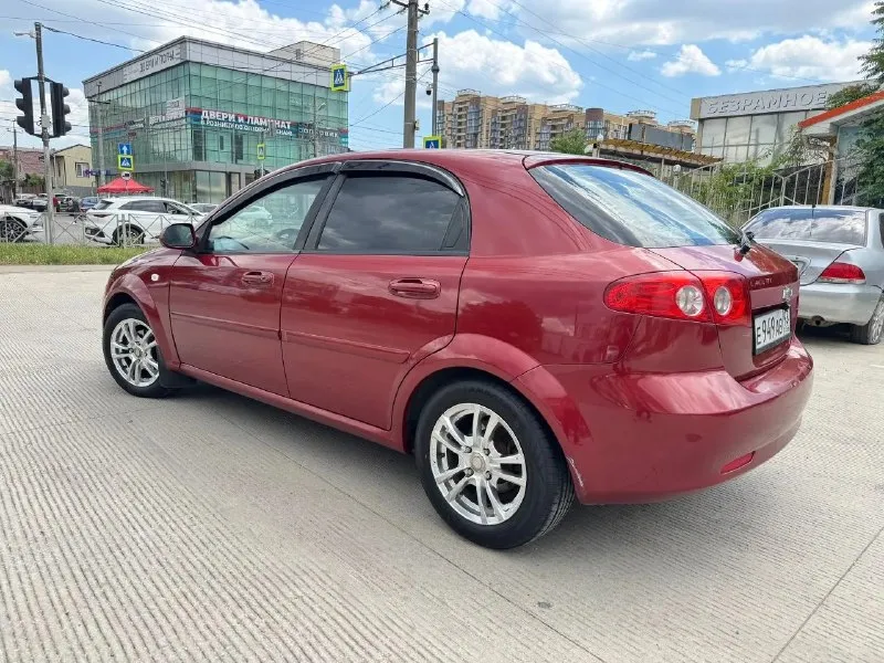 Chevrolet lacetti 1.6 at 2007 — настоящий живой кореец в отличном состоянии! С гбо который вписан в птс!

Продам chevrolet lacetti 1.6 на автомате, 2007 года.
Автомобиль полностью в родном заводском окрасе — без перекрасов, без скрытых ремонтов. Родные заводские зазоры, кузов сохранился очень достойно. Дно и пороги в идеальном состоянии — таких экземпляров осталось единицы.

✅ Родной пробег 300 000 км, без скруток
✅ Чистый кореец
✅ Имеет три vin-кода
✅ Гбо установлено, вписано в птс(баллон на 60 литров) хватает на неделю активной езды
✅ Надёжный двигатель 1.6 работает ровно, как швейцарские часы
✅ Автомат работает отлично — без пинков, рывков и задержек
✅ Кондиционер морозит как надо ❄️ заправил на днях
✅ 4 Эл стеклоподъемника
✅ Новые фары и туманки, свет отличный
✅ Новая резина
✅ Красивые диски
✅ Эффектный вишнёвый цвет

✅Документы кристально чистые, штрафов, запретов нет, полное переоформление, тех осмотр пройден

Очень комфортный, неприхотливый
Машина в донецке, калининский район
+79499987030 - фотография - 3