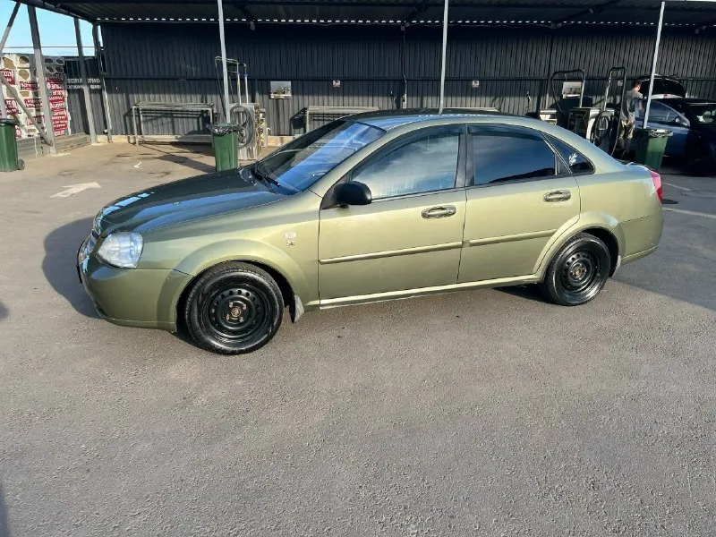 Продам chevrolet лачетти ( chevrolet lacetti) 2006г. Мотор 1.6 на механике. Газ евро 4(газ вписан) машина была куплена моим отцом новой в автосалоне в 2006 году, всю свою жизнь в нашей семье. За эти годы пробежала 237 тысяч километров. К автомобилю относились бережно, обслуживание всегда вовремя. Мотор, коробка, ходовая работают отлично, стоит свежее сцепление. По комплектации: конденционер(работает, холодит отлично) передние электро стеклоподъемники четыре динамика современный магнитофон с блютуз. Машина на новых 14 штампах. Плюс комплект легкосплавных 15 дисков(фото прилагается) стоит газовое оборудование 4 поколения(газ вписан). Цена 450тыс. Плюс торг у капота. Посмотреть можно в старобешево (35км от донецка) +79493435114 александр
📞 Звоните: +7(949)3435114 - фотография - 1