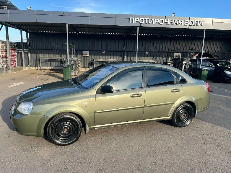 Продам chevrolet лачетти ( chevrolet lacetti) 2006г. Мотор 1.6 на механике. Газ евро 4(газ вписан) машина была куплена моим отцом новой в автосалоне в 2006 году, всю свою жизнь в нашей семье. За эти годы пробежала 237 тысяч километров. К автомобилю относились бережно, обслуживание всегда вовремя. Мотор, коробка, ходовая работают отлично, стоит свежее сцепление. По комплектации: конденционер(работает, холодит отлично) передние электро стеклоподъемники четыре динамика современный магнитофон с блютуз. Машина на новых 14 штампах. Плюс комплект легкосплавных 15 дисков(фото прилагается) стоит газовое оборудование 4 поколения(газ вписан). Цена 450тыс. Плюс торг у капота. Посмотреть можно в старобешево (35км от донецка) +79493435114 александр
📞 Звоните: +7(949)3435114 - фотография - 2