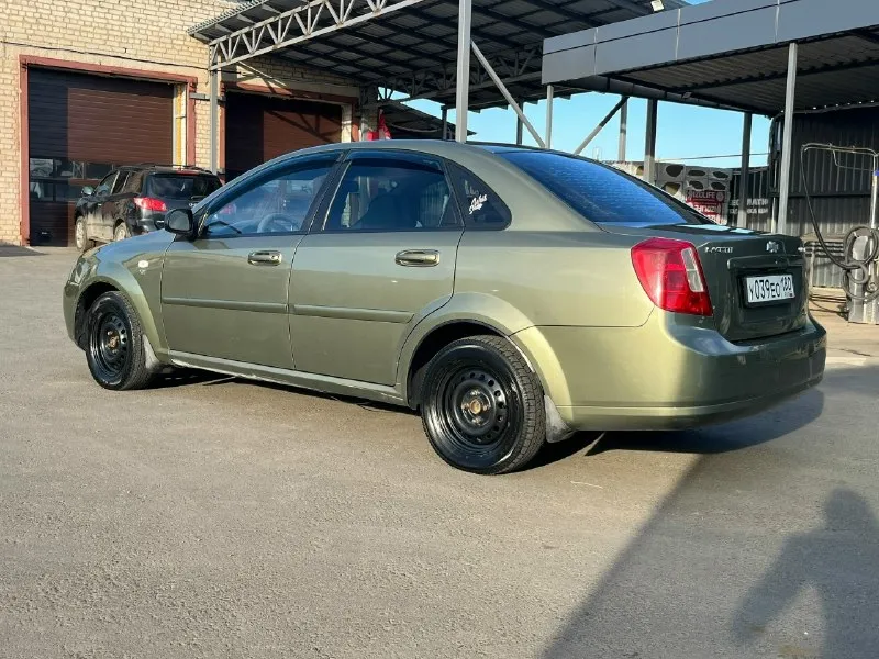 Продам chevrolet лачетти ( chevrolet lacetti) 2006г. Мотор 1.6 на механике. Газ евро 4(газ вписан) машина была куплена моим отцом новой в автосалоне в 2006 году, всю свою жизнь в нашей семье. За эти годы пробежала 237 тысяч километров. К автомобилю относились бережно, обслуживание всегда вовремя. Мотор, коробка, ходовая работают отлично, стоит свежее сцепление. По комплектации: конденционер(работает, холодит отлично) передние электро стеклоподъемники четыре динамика современный магнитофон с блютуз. Машина на новых 14 штампах. Плюс комплект легкосплавных 15 дисков(фото прилагается) стоит газовое оборудование 4 поколения(газ вписан). Цена 450тыс. Плюс торг у капота. Посмотреть можно в старобешево (35км от донецка) +79493435114 александр
📞 Звоните: +7(949)3435114 - фотография - 3