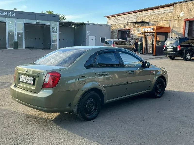 Продам chevrolet лачетти ( chevrolet lacetti) 2006г. Мотор 1.6 на механике. Газ евро 4(газ вписан) машина была куплена моим отцом новой в автосалоне в 2006 году, всю свою жизнь в нашей семье. За эти годы пробежала 237 тысяч километров. К автомобилю относились бережно, обслуживание всегда вовремя. Мотор, коробка, ходовая работают отлично, стоит свежее сцепление. По комплектации: конденционер(работает, холодит отлично) передние электро стеклоподъемники четыре динамика современный магнитофон с блютуз. Машина на новых 14 штампах. Плюс комплект легкосплавных 15 дисков(фото прилагается) стоит газовое оборудование 4 поколения(газ вписан). Цена 450тыс. Плюс торг у капота. Посмотреть можно в старобешево (35км от донецка) +79493435114 александр
📞 Звоните: +7(949)3435114 - фотография - 5