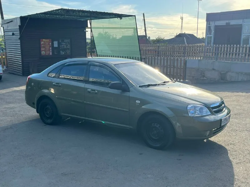 Продам chevrolet лачетти ( chevrolet lacetti) 2006г. Мотор 1.6 на механике. Газ евро 4(газ вписан) машина была куплена моим отцом новой в автосалоне в 2006 году, всю свою жизнь в нашей семье. За эти годы пробежала 237 тысяч километров. К автомобилю относились бережно, обслуживание всегда вовремя. Мотор, коробка, ходовая работают отлично, стоит свежее сцепление. По комплектации: конденционер(работает, холодит отлично) передние электро стеклоподъемники четыре динамика современный магнитофон с блютуз. Машина на новых 14 штампах. Плюс комплект легкосплавных 15 дисков(фото прилагается) стоит газовое оборудование 4 поколения(газ вписан). Цена 450тыс. Плюс торг у капота. Посмотреть можно в старобешево (35км от донецка) +79493435114 александр
📞 Звоните: +7(949)3435114 - фотография - 6