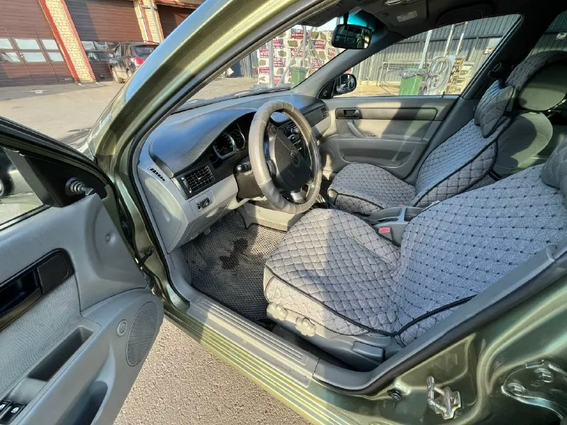 Продам chevrolet лачетти ( chevrolet lacetti) 2006г. Мотор 1.6 на механике. Газ евро 4(газ вписан) машина была куплена моим отцом новой в автосалоне в 2006 году, всю свою жизнь в нашей семье. За эти годы пробежала 237 тысяч километров. К автомобилю относились бережно, обслуживание всегда вовремя. Мотор, коробка, ходовая работают отлично, стоит свежее сцепление. По комплектации: конденционер(работает, холодит отлично) передние электро стеклоподъемники четыре динамика современный магнитофон с блютуз. Машина на новых 14 штампах. Плюс комплект легкосплавных 15 дисков(фото прилагается) стоит газовое оборудование 4 поколения(газ вписан). Цена 450тыс. Плюс торг у капота. Посмотреть можно в старобешево (35км от донецка) +79493435114 александр
📞 Звоните: +7(949)3435114 - фотография - 7